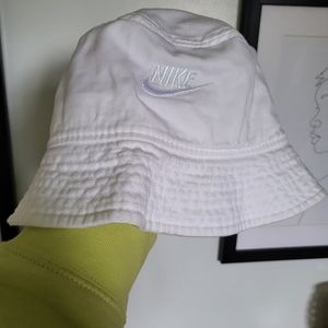 🐻‍❄ Nike Bucket Hat
